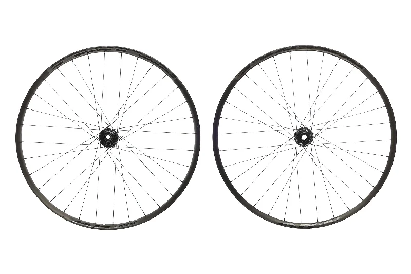 bicycle lane marker-Race Face AR30 Aluminum Tubeless 29 Wheelset